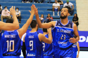 In an exciting match from start to finish, El Salvador beat Guyana 92-90 yesterday on the third day of the Americas Pre-qualifier for the FIBA ​​Basketball World Cup 2023. And, unlike the match against Costa Rica, the Salvadoran team He showed a better face, more dedication, claw, sacrifice and greater effectiveness in front of the rim. “I have to congratulate the team, because today (yesterday) throughout the game we put our hearts, that gave us the victory. We managed to come back to take a more than deserved victory. Also thank the fans because half a victory belongs to the fans, because we were dead, tired, but they gave us that extra to win the game, “said Ray Santana, coach of El Salvador. To start the game, Santana chose to send Mauricio Lahud, Eduardo Escalante, Roberto Martínez, Ronnie Aguilar and Bryan García to the floor of the José Adolfo Pineda National Gymnasium. And the bet paid off, since it was the Cuscatleca army that opened the scoring thanks to a triple by Lahud and henceforth the sAlvadorans did not release the lead on the scoreboard until they ended up taking over the first period 26-24. For the second period, Guyana knew how to take advantage of the good aim of Delroy James who made the most of the shots from the line of three driving his team to reap 29 points and they managed to match the scoreboard 53-53. In the third period, Guyana was clear dominator to such a degree of reaping 27 points against 14 for El Salvador, which generated that take advantage 80-67, which left the Salvadoran team on the ropes. But it was there where the support of the fans and the dedication of the players took effect, since, with 1:20 left to finish the game, El Salvador managed to match the score 89-89, then Guyana, thanks to a foul, added a free throw point to go 90-89; but Bryan García appeared to score two points and put things 91-90; while Roberto Martínez, with a free kick and 17 seconds to go, decreed the final 92-90. “We ask the fans not to stop believing, we have worked hard, we have sacrificed our family, weekends and everything, to give them these joys,” said Carlos Arias, captain of the national team. This day El Salvador will face Nicaragua at 7:00 pm., in a vital match in Salvadoran aspirations to win one of the three tickets to the next stage of the Americas Pre-qualifier for the FIBA ​​Basketball World Cup 2023.